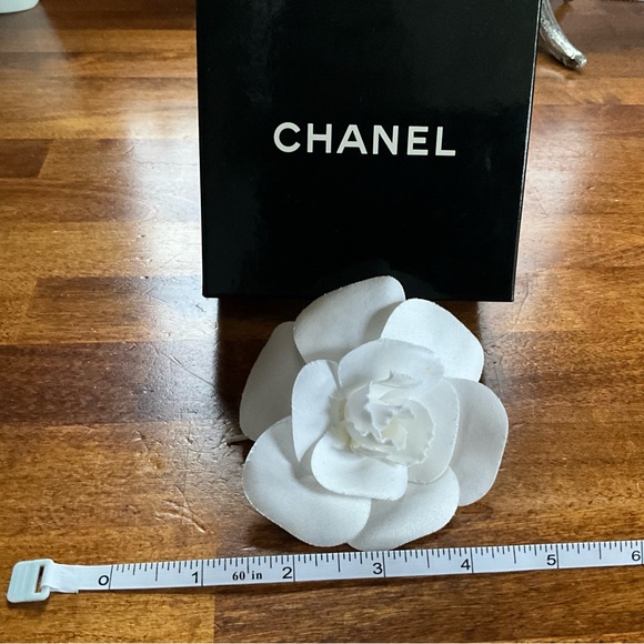 Chanel Camellia Flower Broochh in White Silk - Picture 4 of 7